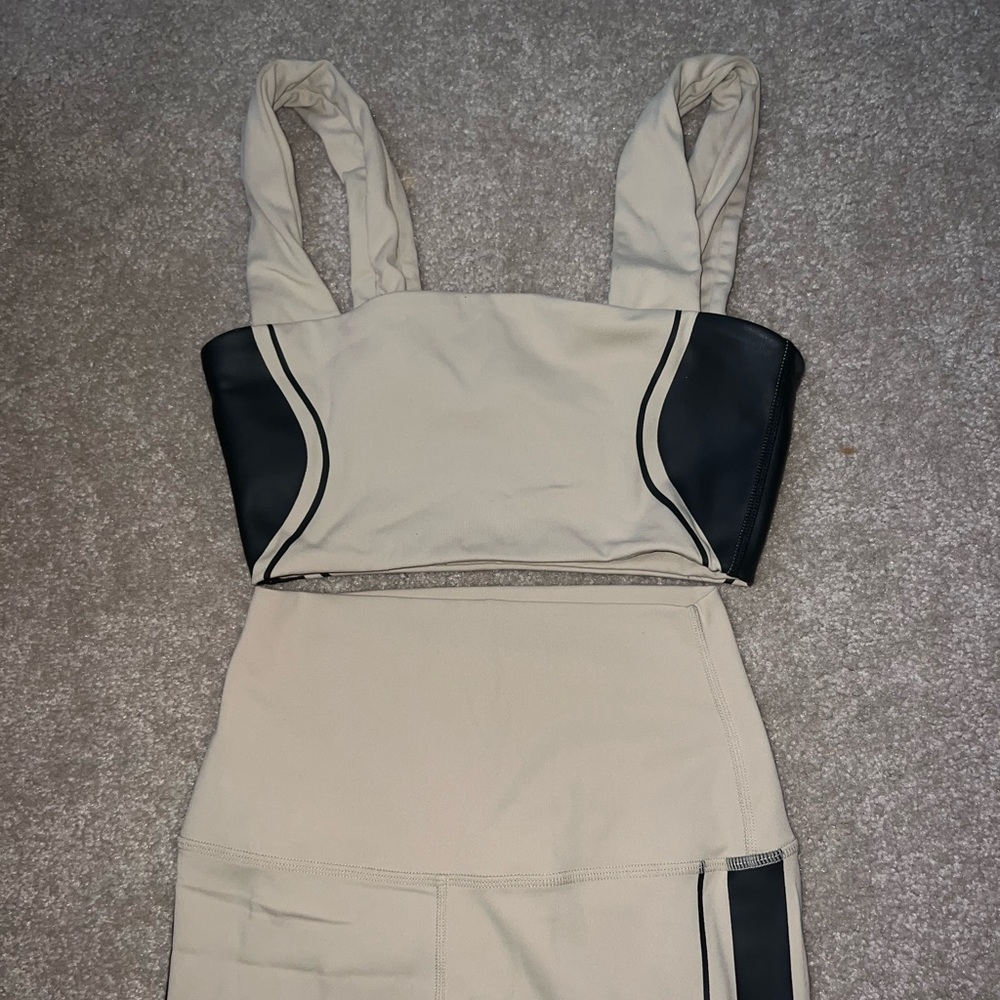 WEWOREWHAT Hourglass Colorblock Workout Set - Picture 8 of 12